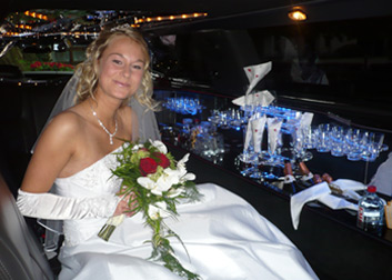Junge Frau in einer Limousine Bild: Junge Frau in einer Limousine